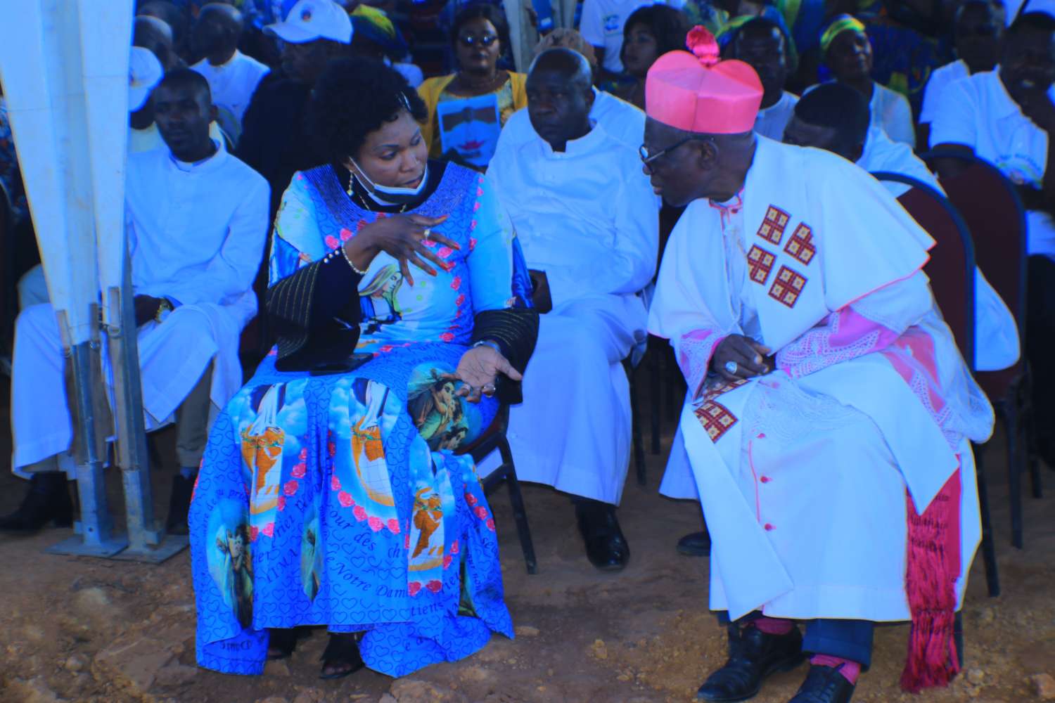 À droite, Fifi Masuka Saïni, vice-gouverneure du Lualaba. 