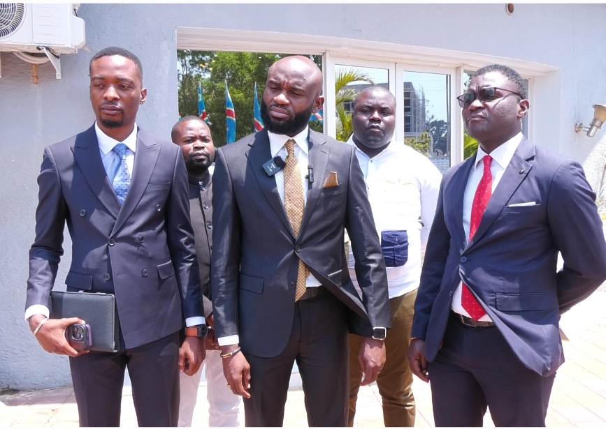 Arcel Ndandula, directeur provincial de l'assainissement et du Cantonnage manuel du Lualaba au milieu de ses collaborateurs. 