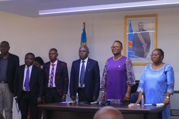 La ministre des mines, Antoinette Samba entourée du ministre provincial de l'intérieur et Sécurité, Déodat Kapenda et des membres des organismes spécialisés. 