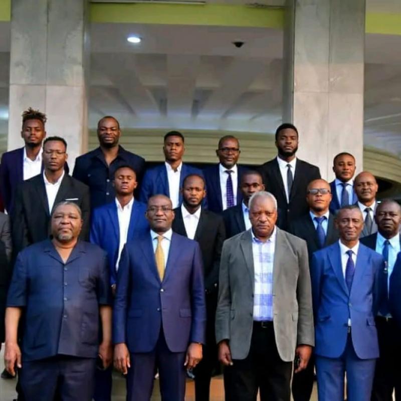 Les basketteurs posent aux côtés du directeur de cabinet du Chef de l'État.  