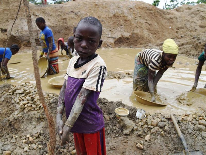 Les enfants travaillant dans une mine