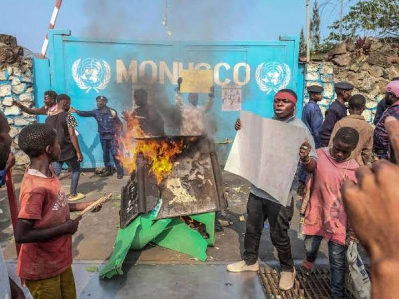 Les manifestants devant la base de la MONUSCO à Goma. 