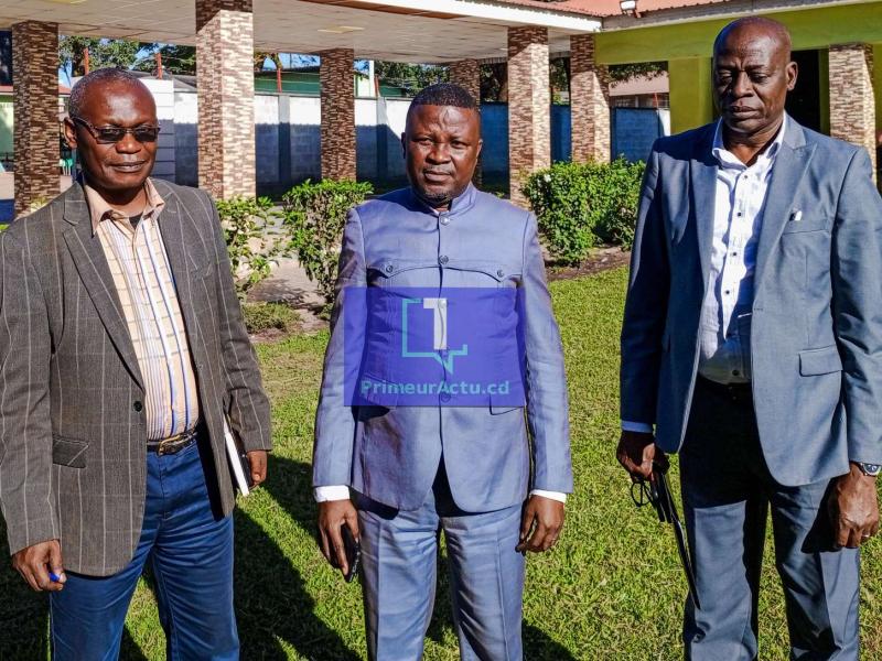Au milieu, Bonaventure Mukubu, proved de la province éducationnelle Lualaba 1. . 